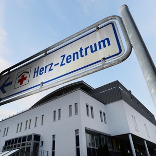 Ein Schild zum Herz-Zentrum in Konstanz: Die Einrichtung muss schließen. Das gab der Insolvenzverwalter bekannt. (Archivbild)