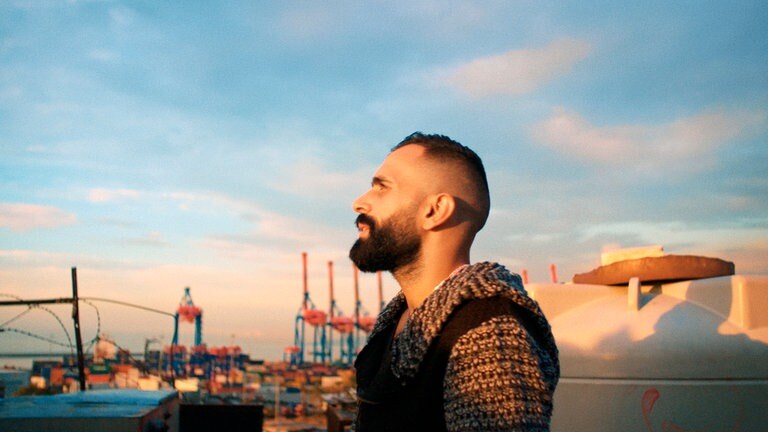 Protagonist Hassan beobachtet das Spiel im Himmel