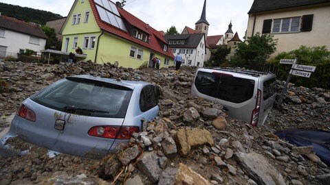 Archivfoto aus Braunsbach: Autos liegen am 30.5.2016 unter einer Schutthalde. Zuvor war ein Starkregen niedergegangen. 