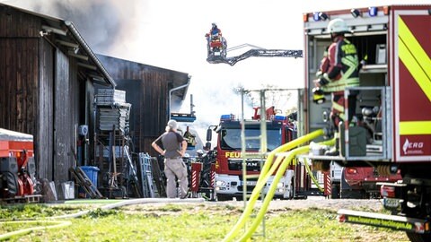 Die Feuerwehr bekämpft einen Brand auf einem Aussiedlerhof. Zwei Angehörige der Feuerwehr zogen sich dabei leichte Verletzungen zu und wurden in ein Krankenhaus gebracht. Nach bisherigem Kenntnisstand verendeten einige Hundert Gänse und Hühner.