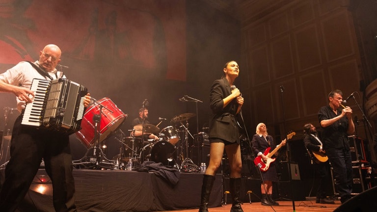„The Pogues“ 2025 bei einem Konzert in Newcastle, UK.