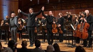 V.l.: Jörg Widmann, Teodor Currentzis, Antoine Tamestit, dahinter das SWR Symphonieorchester
