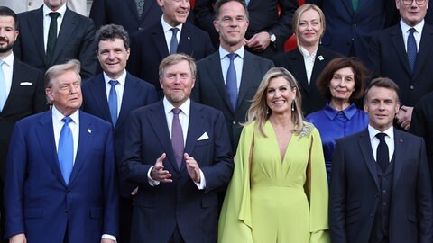 In der ersten Reihe von links stehen US-Präsident Donald Trump, der niederländische König Willem Alexander, die niederländische Königin Maxima und der französische Präsident Emmanuel Macron mit den Staats- und Regierungschefs der NATO bei einem Gruppenfoto im Paleis Huis ten Bosch am Rande des NATO-Gipfels.