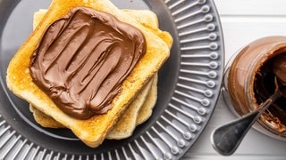 Nuss-Nougat-Creme auf Toast hat für viele ein Suchtpotenzial