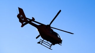 Ein Hubschrauber der Luftrettung startet nach einem Unfall.