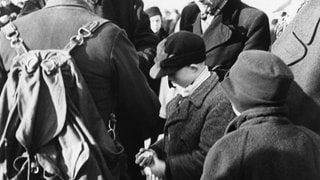 Auf dem Berliner Schwarzmarkt 1947 sind auch Kinder unterwegs