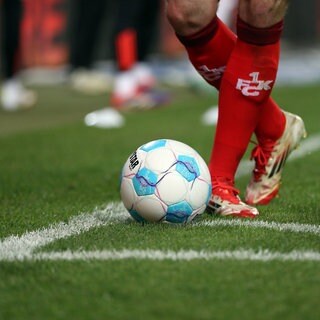 Beine eines Fußballspielers des 1.FCK mit Fußball sind zu sehen.