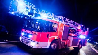 Ein Feuerwehrauto auf dem Weg zu einem Einsatz. Bei einem Wohnhausbrand in Bad Ems ist eine Person ums Leben gekommen (Symboldbild).