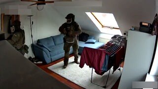 Aufzeichnung von Lisa Krauses Überwachungskamera im Wohnzimmer: Das SEK stürmt in einem Mehrfamilienhaus in Heidenheim versehentlich die falsche Wohnung.
