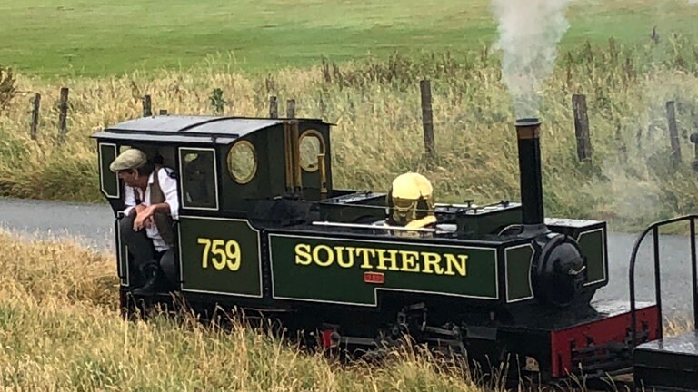 Die Fairbourne Railway kann man wie viele andere Waliser Schmalspurbahnen per „Driver Experience“ näher kennenlernen. Christian Rogers lässt sich die Fahrt in der kleinen Lok nicht entgehen. 