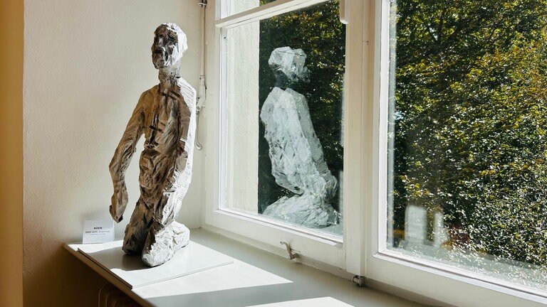 Werke des Künstlers Klaus Prior. Das Neue Schloss in Kißlegg zeigt Skulpturen und Gemälde von ihm.