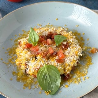 Tomatentatar mit geröstetem Panko und gebeiztem Eigelb