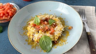 Tomatentatar mit geröstetem Panko und gebeiztem Eigelb