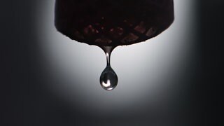 Letzter Wassertropfen aus einem Schlauch wegen eines Blackouts, Stromausfalls.