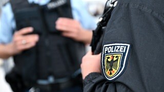 Zwei Polizsiten in Uniform (Symbolbild). Betrüger, die sich als falsche Polizisten ausgeben, werden immer dreister: Jetzt klingeln sie schon in Uniform an der Haustür.