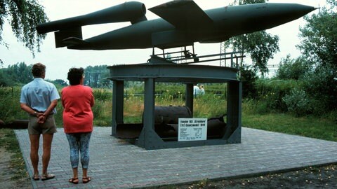 V 1 Rakete Peenemuende, DEU, 03.07.1993, V 1 (eins9) Rakete in Peenemuende, wurde im dritten Reich (Zweiter Weltkrieg) als Wunderwaffe entwickelt, von deutschen Ingenieuren (Werner von Braun), ehem. unterirdische Fabrikanlagen, wo Kriegsgefangene arbeiten mussten.