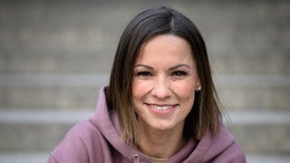 Auf einer Porträtaufnahme lächelt die österreichische Sängerin Christina Stürmer in die Kamera.