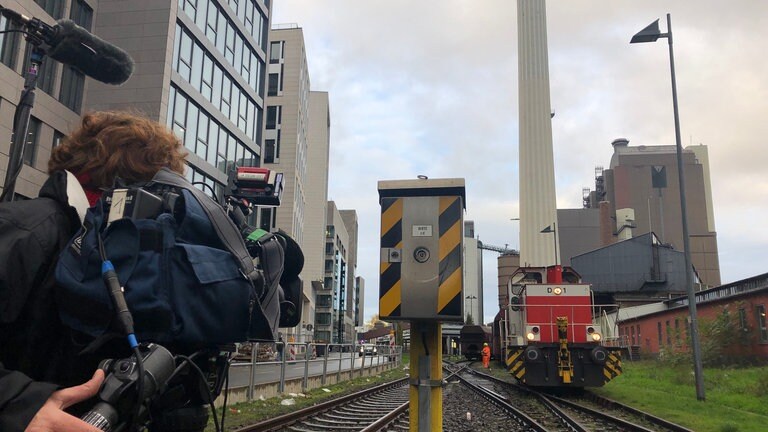 Nach dem Ausleeren der Güterwagen im Heizkraftwerk geht es zurück zum Osthafen, wo die Zentrale der Hafenbahn sitzt.