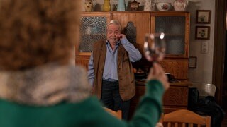 Bea prostet Hermann mit Wein zu