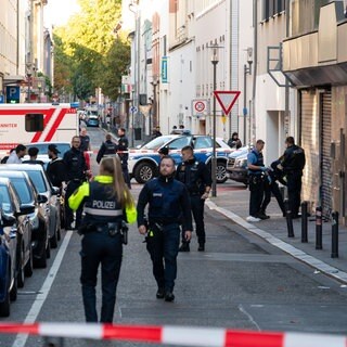 Polizisten in der abgesperrten Bahnhofstraße: Dort wurde ein Mann angegriffen und schwer verletzt
