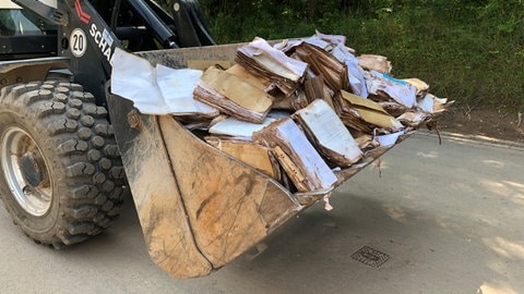 Zahlreiche zerstörte Akten mussten vor fünf Jahren aus dem zerstörten Krankenhaus in Trier-Ehrang transportiert werden. Heute entsteht dort ein neuer Gesundheitskomplex.