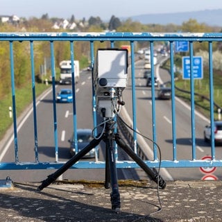 Eine sogenannte Monocam steht auf einer Autobahnbrücke bei Mainz. Sie soll Menschen auf nehmen die ihr Handy am Steuer in der Hand haben-