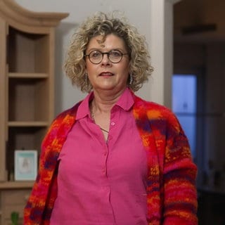 Ute Naruhn aus Pirmasens zeigt ihren Kleiderschrank