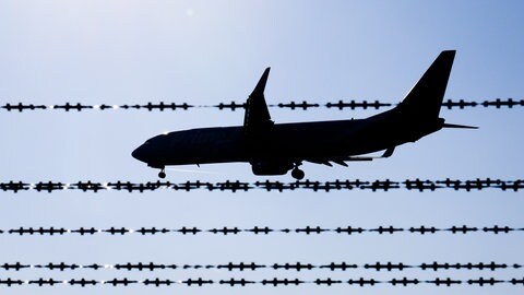 In einem Flugzeug werden Menschen aus Deutschland ausgeflogen.
