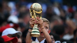Kleiner Frankreich-Fan mit Weltmeisterschaftspokal