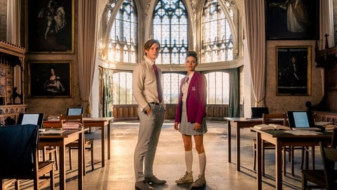 Damian Hardung (James Beaufort) und Harriet Herbig-Matten (Ruby Bell) sind die Hauptfiguren in der Amazon Prime Serie „Maxton Hall“. Die Verfilmung der Buchreihe von Mona Kasten erzielte in der Startwoche die größte globale Zuschauerzahl eines nicht-amerikanischen Titels in der Geschichte von Prime Video. 