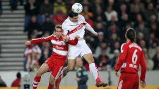 Mario Gomez (Stuttgart, re.) gegen Philipp Lahm (Bayern) 