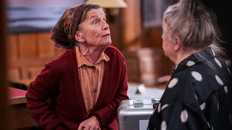 Lioba (Lisbeth Felder) und Leni (Heidi Vogel-Reinsch) streiten sich