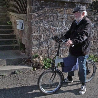 Der 85-jährige Manfred Panther aus Contwig ist auf seinem selbstgebauten E-Laufrad unterwegs