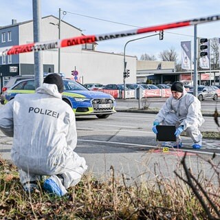 Zwei Beamte sichern Spuren nach dem Messerangriff in einem Media Markt in Ulm. 