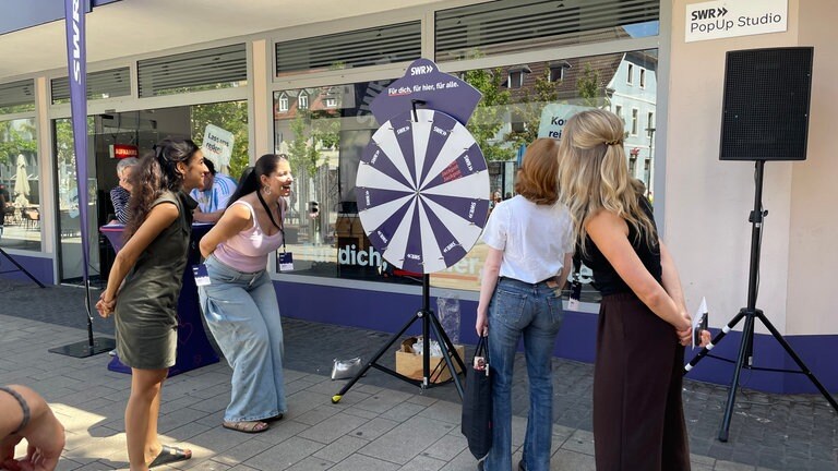 Glücksrad-Spaß mit den Hosts Dilara Colak und Meltem Yurt vom SWR Instagram-Account „Migratöchter“.