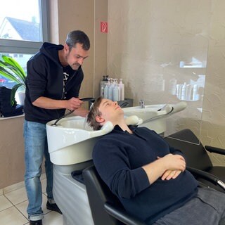 Der Obermeister der Friseur-Innung Heilbronn-Öhringen, Jens Schmitt aus Schwaigern (Kreis Heilbronn), hat kurz vor Weihnachten noch einmal gut zutun.