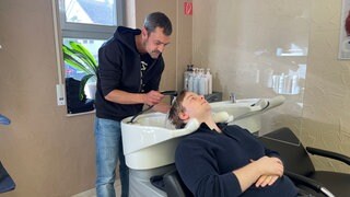 Der Obermeister der Friseur-Innung Heilbronn-Öhringen, Jens Schmitt aus Schwaigern (Kreis Heilbronn), hat kurz vor Weihnachten noch einmal gut zutun.