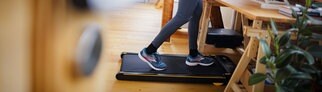 Training zu Hause auf dem Walking Pad während der Arbeit. | Ingo Froböse: Wie sinnvoll ist das Training mit Laufbändern für zu Hause?