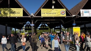 Der Maimarkt 2026 ist eröffnet, die Menschen strömen aufs Messegelände in Mannheim.