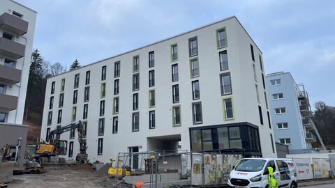 Bagger vor einem Neubau. Bald sollen hier Personal und Azubis der Uniklinik Tübingen wohnen können. 