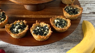 Herzhafte Haferflocken-Snacks mit Spinat und Feta (Oatmeal Cups)