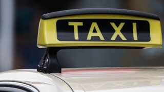 "Taxi"-Schild auf einem Auto in Mainz - die Polizei hatte bei Taxikontrollen viel zu beanstanden. 