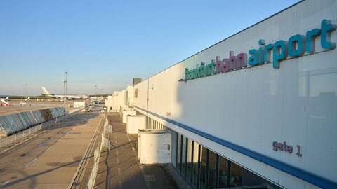 Die Trierer Triwo AG des Unternehmers Peter Adrian hat den vormals insolventen Hunsrück-Flughafen Hahn übernommen.