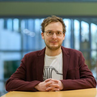 Gesundheitsökonom Prof. Simon Reif schaut in die Kamera. In SWR1 Leute spricht er über das deutsche Gesundheitssystem, steigende Krankenkassenbeiträge und die Finanznot der Krankenkassen.