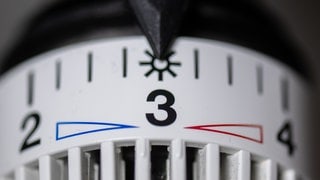 Symbolbild: Das Thermostat einer Heizung steht auf Stufe drei, das entspricht rund 20 Grad Raumtemperatur.