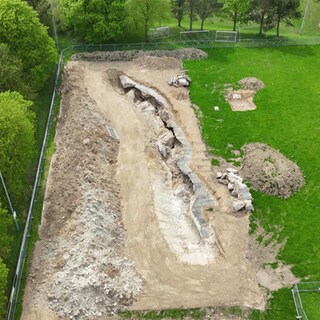 Fußballplatz mit Geheimnis im Untergrund