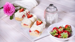 Erdbeerkuchen backen: Einfaches Rezept für Erdbeer-Amaretto-Schnitte mit Vanillecreme und Sahne.