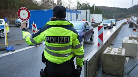 Ein Bundespolizist hält ein Auto an einem Grenzübergang an. Der Bundestag hat sich am Mittwoch für dauerhafte Grenzkontrollen ausgesprochen.