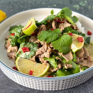 Salat mit Schweinefilet, Limetten und Koriander