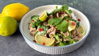 Salat mit Schweinefilet, Limetten und Koriander